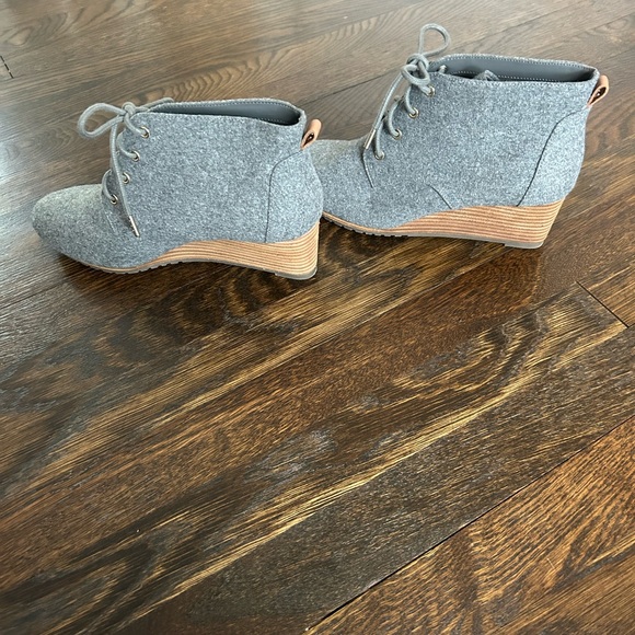 Dr Scholl’s lace up gray wedge heeled booties size 9 NWOT - Picture 3 of 8
